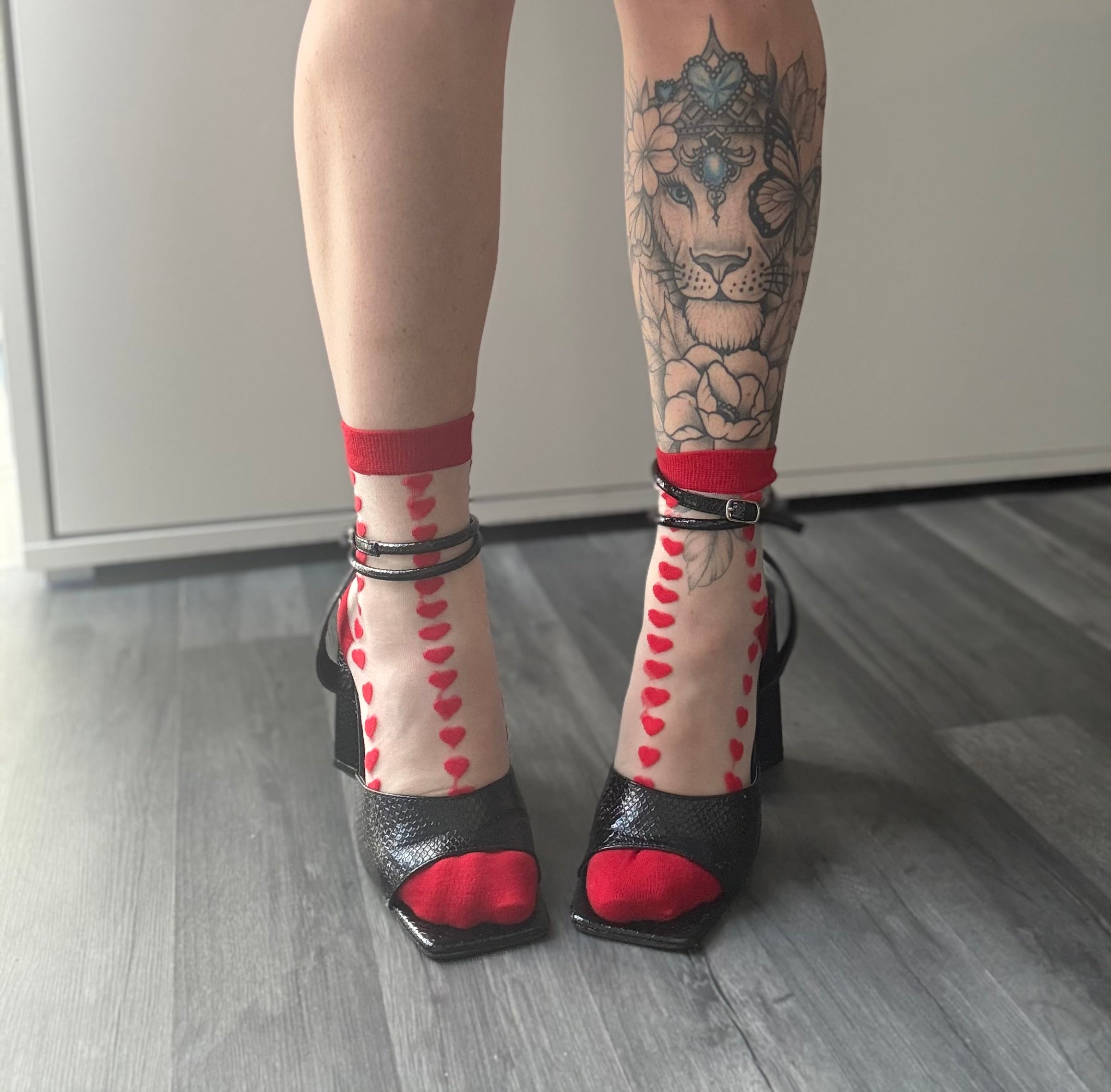 Women’s Sheer Ankle Socks- Red/Black Hearts