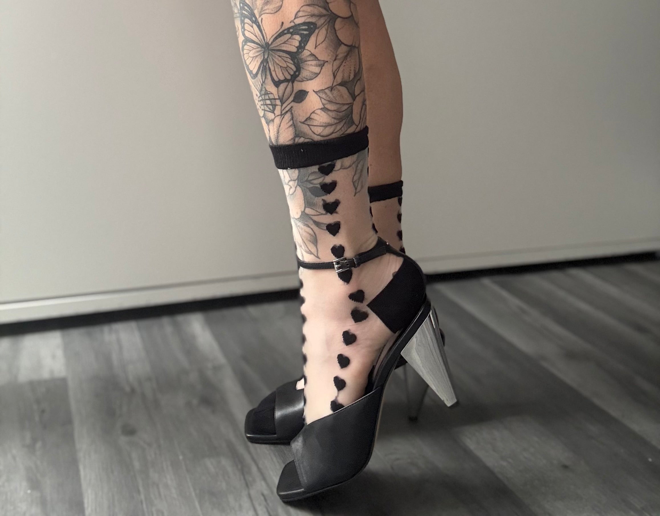 Women’s Sheer Ankle Socks- Red/Black Hearts