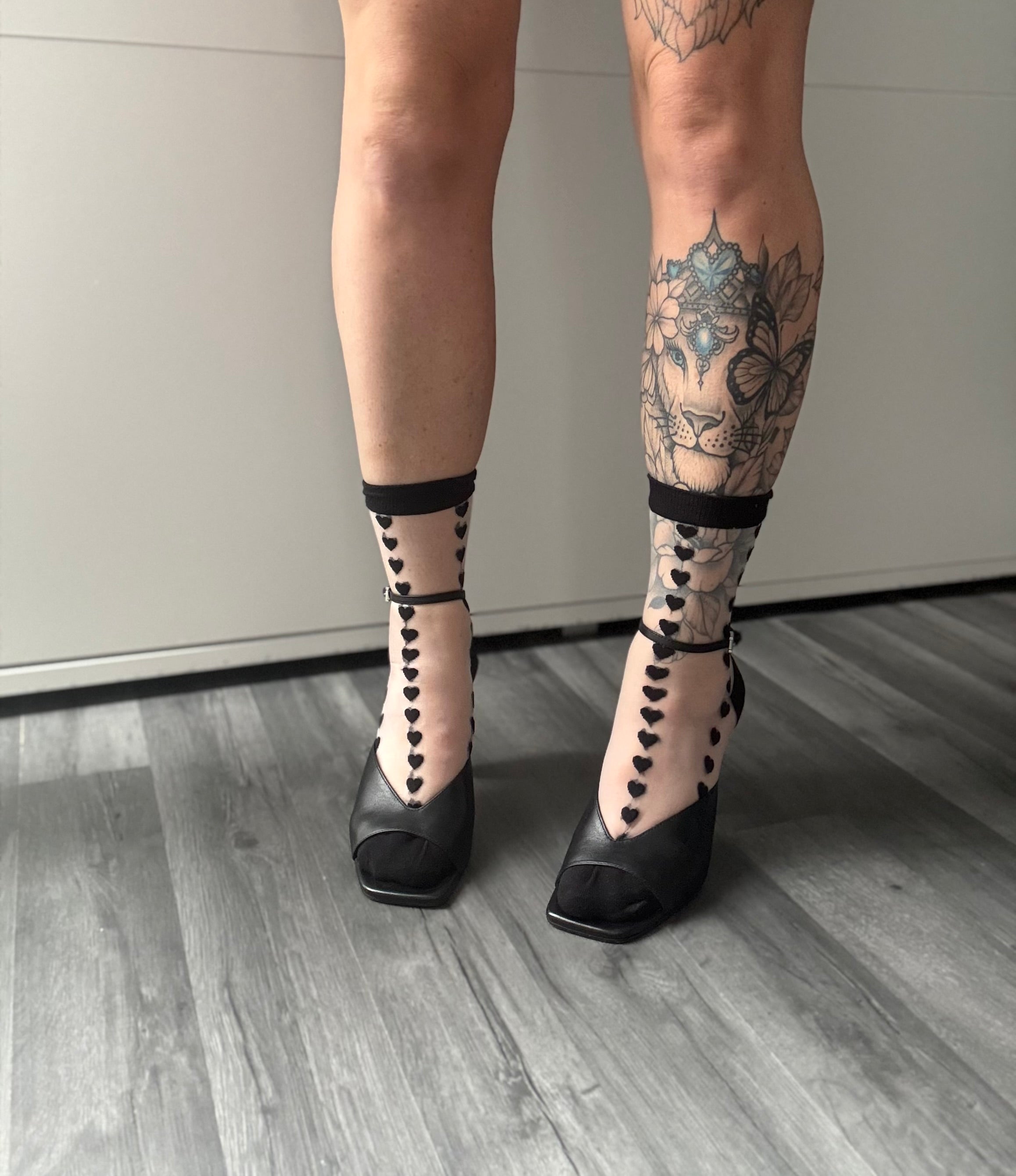 Women’s Sheer Ankle Socks- Red/Black Hearts
